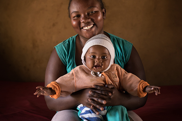 Photo of a mother and child in Madagascar. Photo by Robin Hammond, JSI R&T